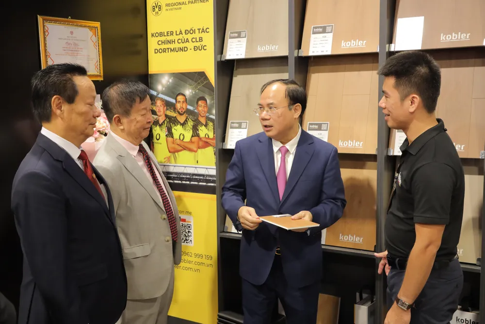 Thứ trưởng Bộ Xây dựng Nguyễn Văn Sinh (thứ 2 tứ phải) tham quan gian hàng doanh nghiệp