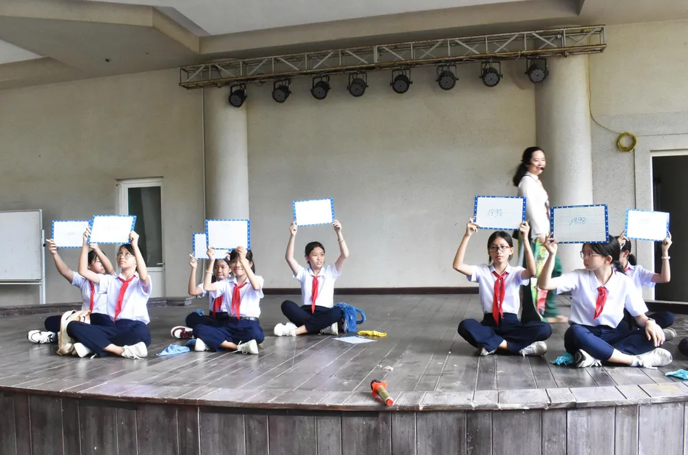 Các em học sinh tham gia trò chơi rung chuông vàng tại chương trình hoc sinh.jpg