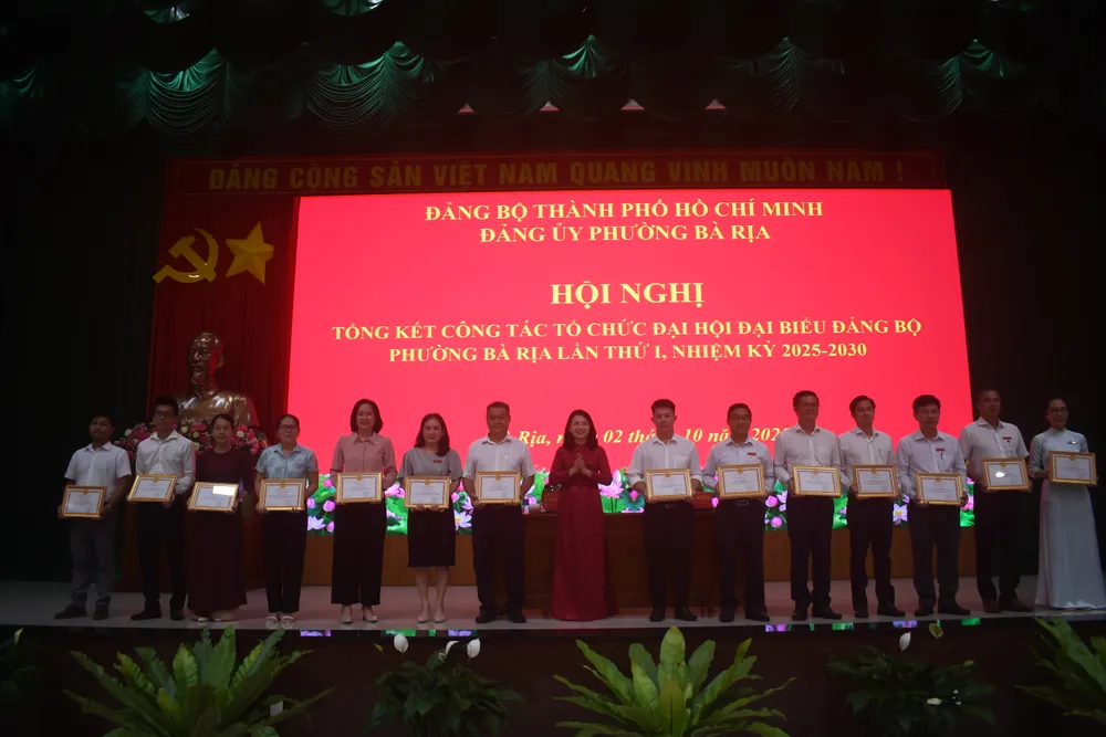 17 cá nhân được khen thưởng tại hội nghị khen thưởng 2.JPG