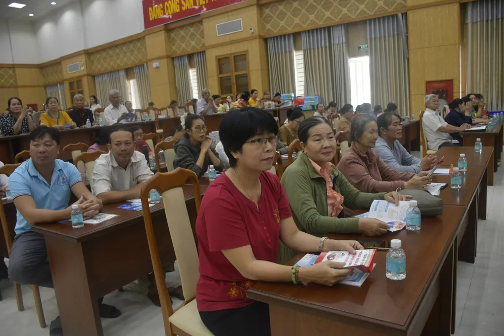 Hơn 200 người cao tuổi tại xã Long Điền tham dự chương trình CAO TUỔI.JPG