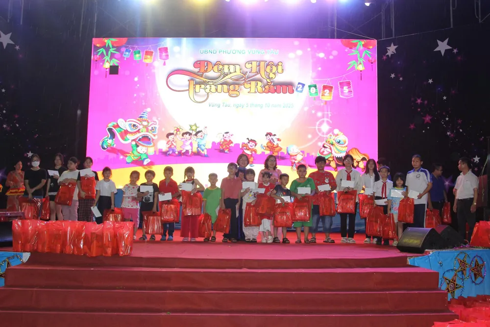 Các em nhỏ phường Vũng Tàu được nhận quà trung thu tại chương trình “Đêm hội Trăng rằm” vung tau 2.jpg