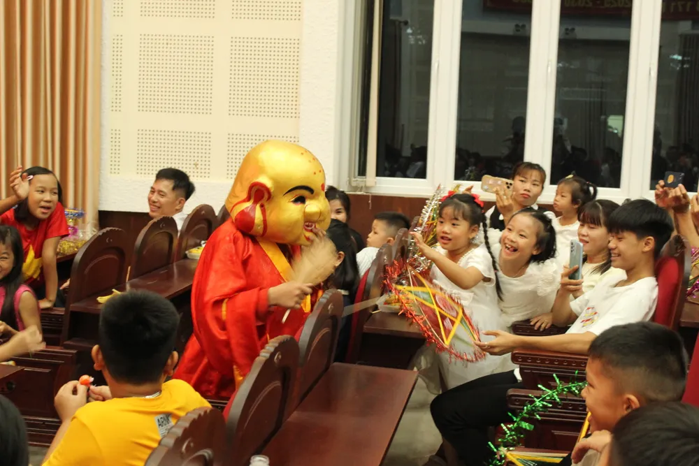 Tiết mục múa lân và rước đèn ông sao được các bạn hào hứng hưởng hứng vùngg2 1.JPG