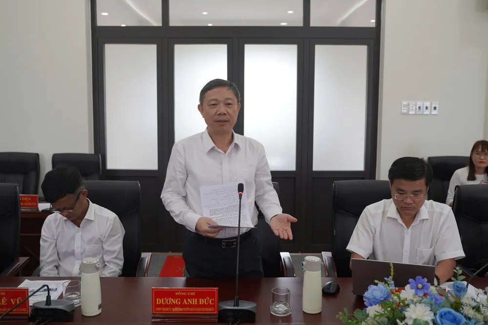 Đồng chí Dương Anh Đức phát biểu tại buổi làm việc với Đặc khu Côn Đảo. Ảnh: MẠNH CƯỜNG ông Đức BTG.jpg