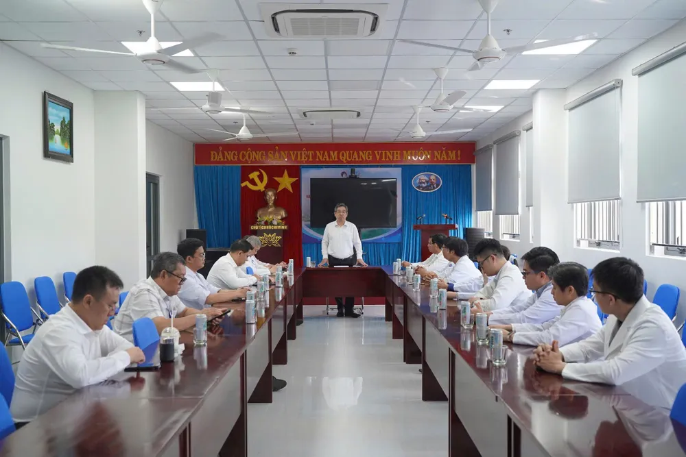 Phó Bí thư Thành ủy, Chủ tịch Ủy ban MTTQ Việt Nam TPHCM Nguyễn Phước Lộc gặp gỡ, động viên các bác sĩ chuyên khoa luân chuyển đợt 2 ông lộc 4.jpg
