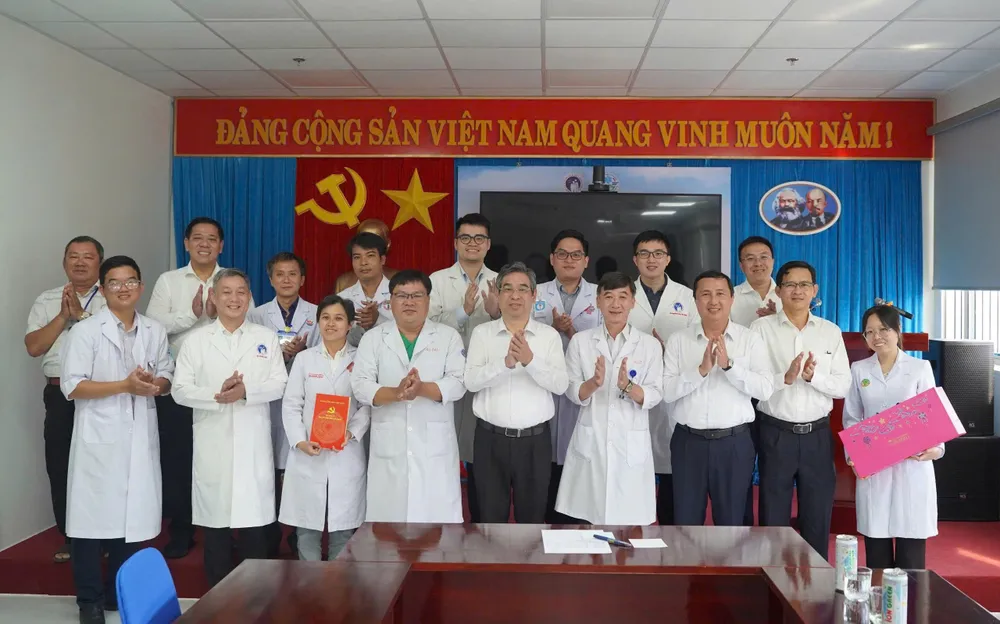 Đồng chí Nguyễn Phước Lộc tặng quà các bác sĩ chuyên khoa đợt 2 được điều động tăng cường tới Đặc khu Côn Đảo làm việc ông lộc 5.jpg