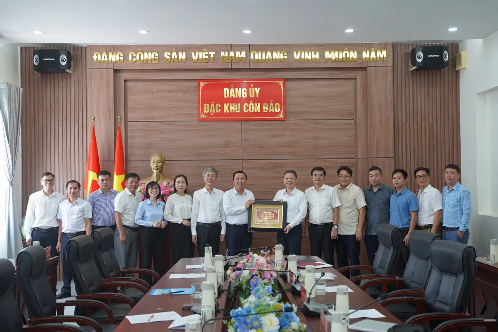 Đồng chí Dương Anh Đức và đoàn công tác tặng quà lưu niệm cho Đảng ủy Đặc khu Côn Đảo. Ảnh: MẠNH CƯỜNG tặng quà2.jpg