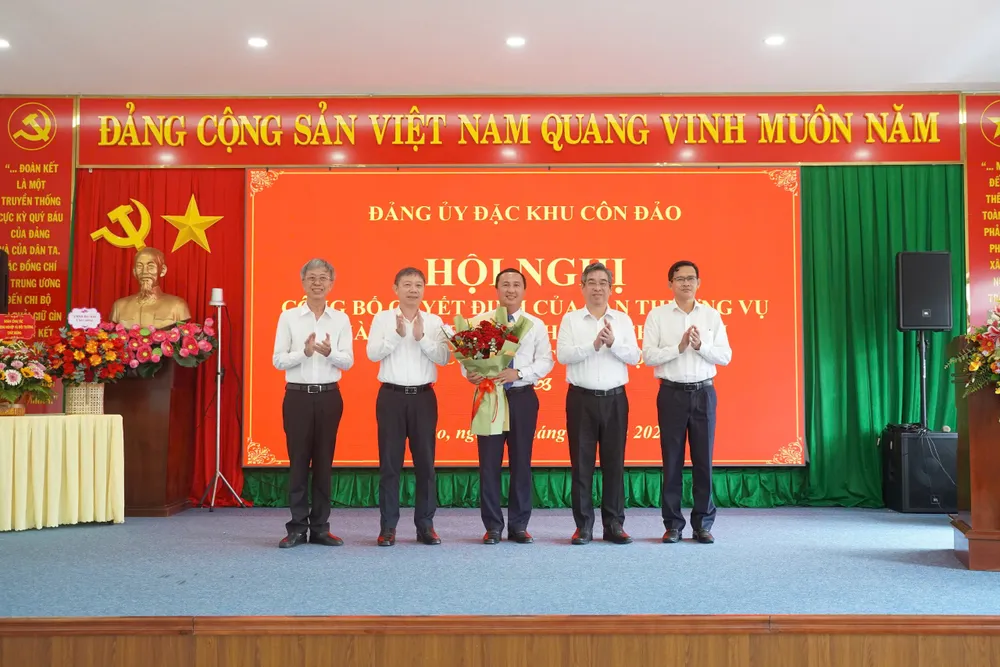 Phó Bí thư Thành ủy, Chủ tịch Ủy ban MTTQ Việt Nam TPHCM Nguyễn Phước Lộc; Trưởng Ban Tuyên giáo và Dân vận Thành ủy TPHCM Dương Anh Đức; đại diện các ban Thành ủy tặng hoa chúc mừng đồng chí Lê Hoàng Hải. Ảnh: MẠNH CƯỜNG Thành ủy.jpg