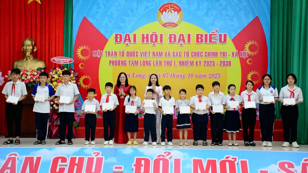 Nhân dịp Đại hội UBND phường Tam Long trao học bổng cho các học sinh bà truc 2.jpg