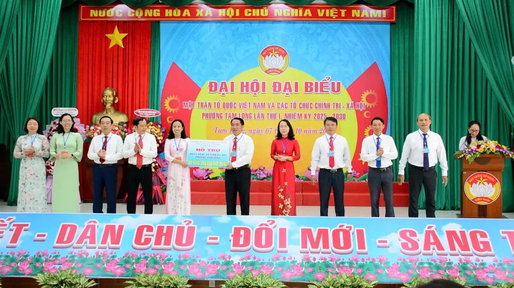 Ủy ban MTTQ Việt Nam TPHCM trao 200 triệu đồng hỗ trợ hoạt động an sinh xã hội tại phường Tam Long bà truc 3.jpg