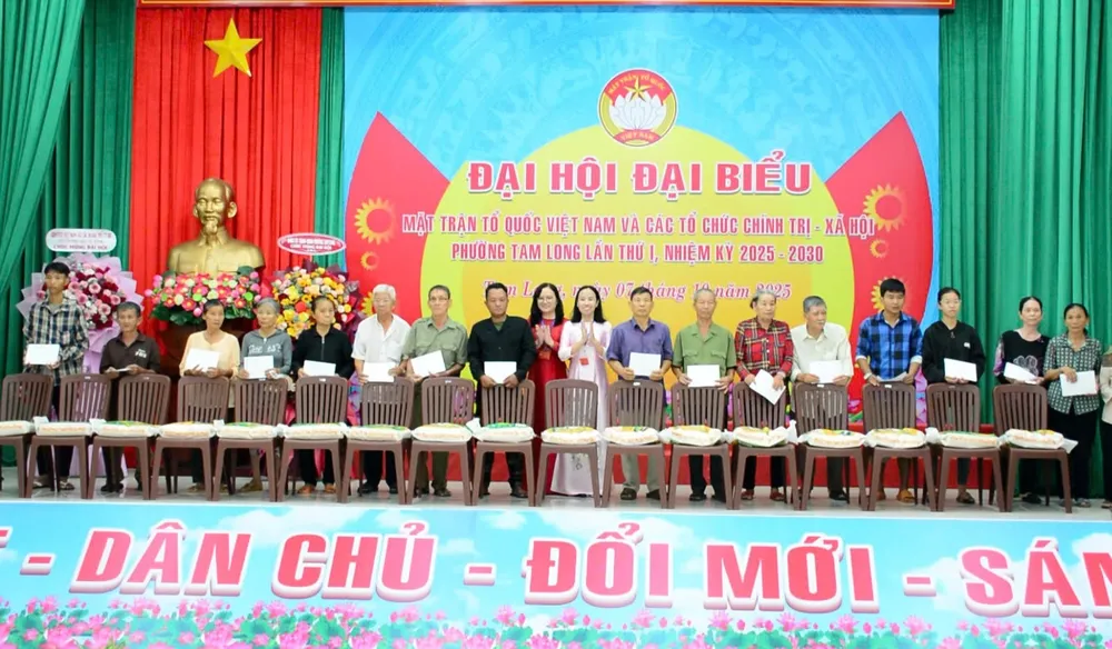 Đồng chí Võ Ngọc Thanh Trúc trao quà cho các gia đình có hoàn cảnh khó khăn bà trúc.jpg