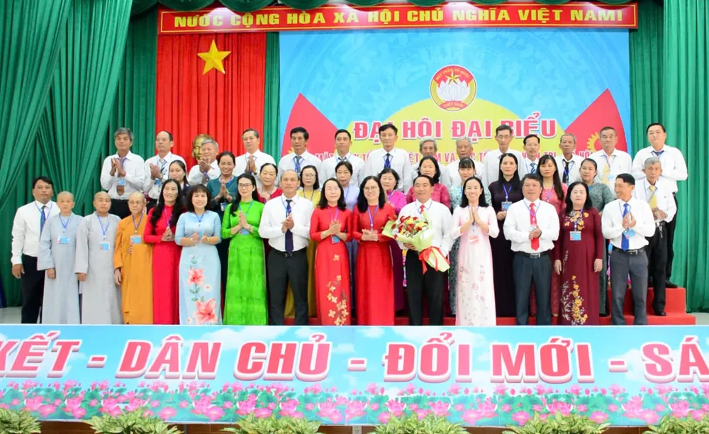 Ban Chấp hành Ủy ban MTTQ Việt Nam phường Tam Long (TPHCM) khóa I, nhiệm kỳ 2025 - 2030 ra mắt tại đại hội tam long.jpg