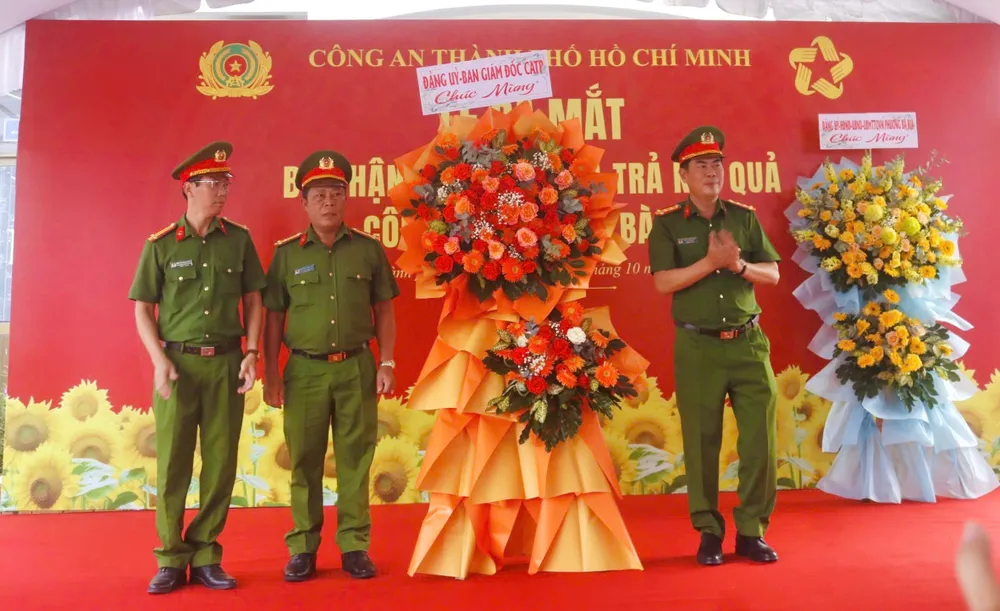 Đại tá Trần Thanh Hiển (bên trái), thay mặt Đảng ủy - Ban Giám đốc Công an TPHCM tặng hoa chúc mừng Công an phường Bà Rịa đại tá hiển.jpg
