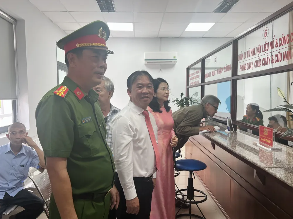 Đại tá Trần Thanh Hiển nhấn mạnh: "Bộ phận một cửa phải lấy người dân và doanh nghiệp là trung tâm, là chủ thể, là nguồn lực, động lực chính” đại tá hiển 3.jpg