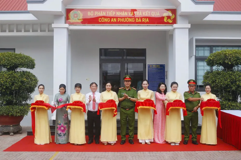 Đại tá Trần Thanh Hiển tham dự lễ ra mắt bộ phận tiếp nhận và trả kết quả tại Công an phường Bà Rịa ông hiển.jpg