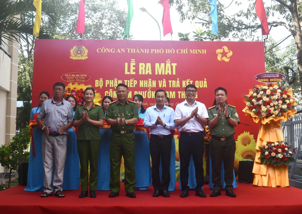 Công an phường Tam Thắng ra mắt bộ phận tiếp nhận và trả kết quả Thắng tam.jpg