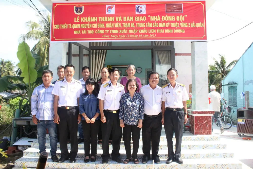 Các đại biểu chụp ảnh lưu niệm cùng gia đình Thiếu tá Nguyễn Chí Đỉnh trước ngôi nhà mới bà hoa 2.jpg