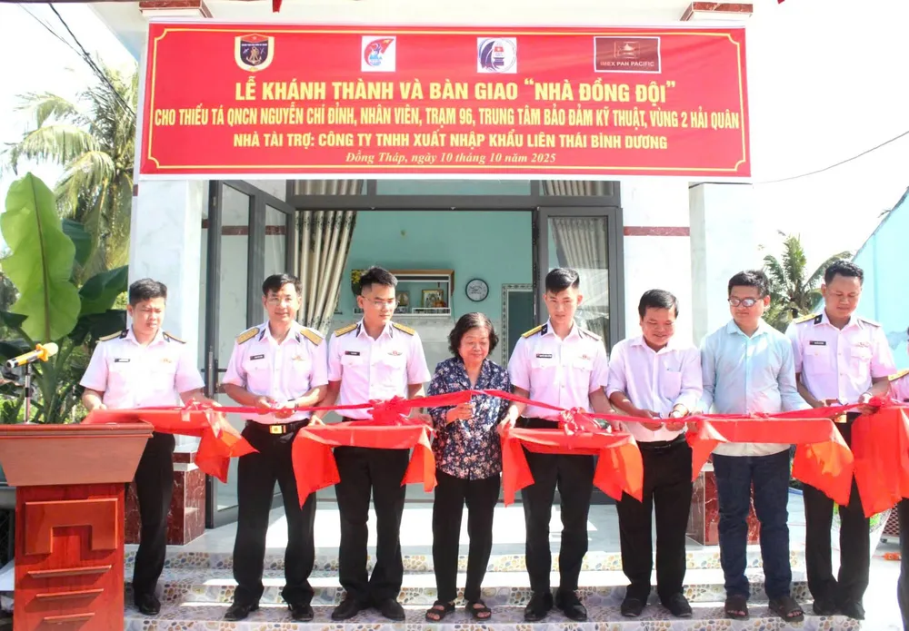 Nguyên Phó Chủ tịch nước Trương Mỹ Hoa cùng lãnh đạo đơn vị cắt băng khánh thành “Nhà đồng đội” bà Hoa.jpg