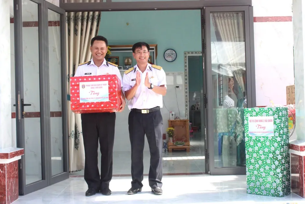 Thủ trưởng Trung tâm BĐKT tặng quà chúc mừng gia đình Thiếu tá Nguyễn Chí Đỉnh tặng quà hải quân.jpg