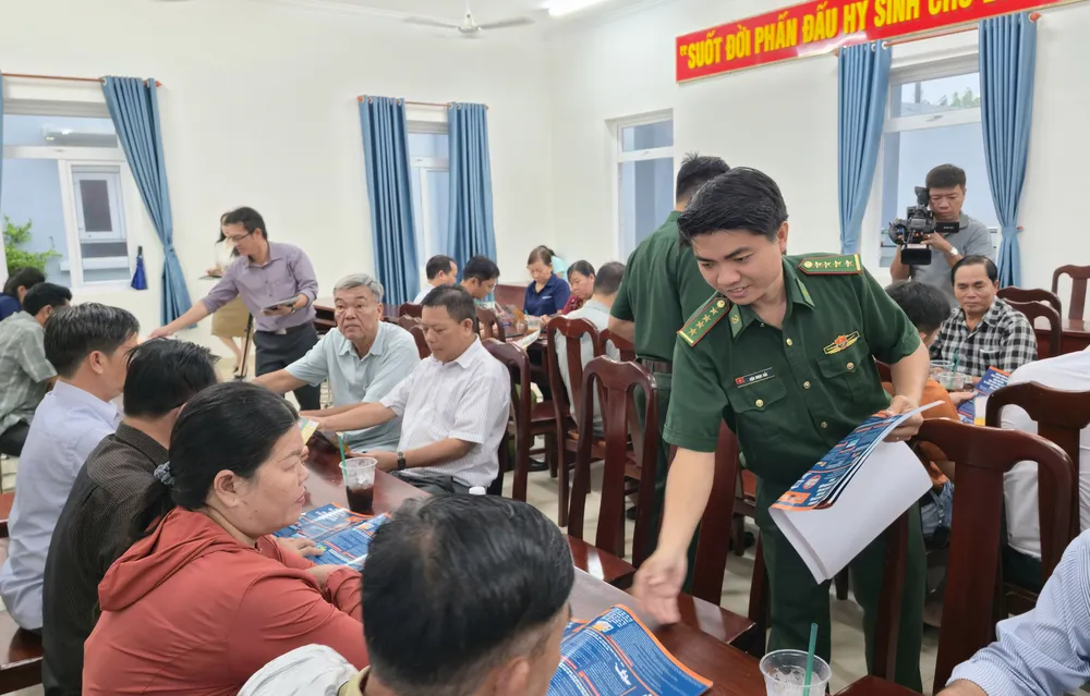 एचसीएम सिटी के सीमा रक्षक ảnh 1, phát tờ rơi.jpg