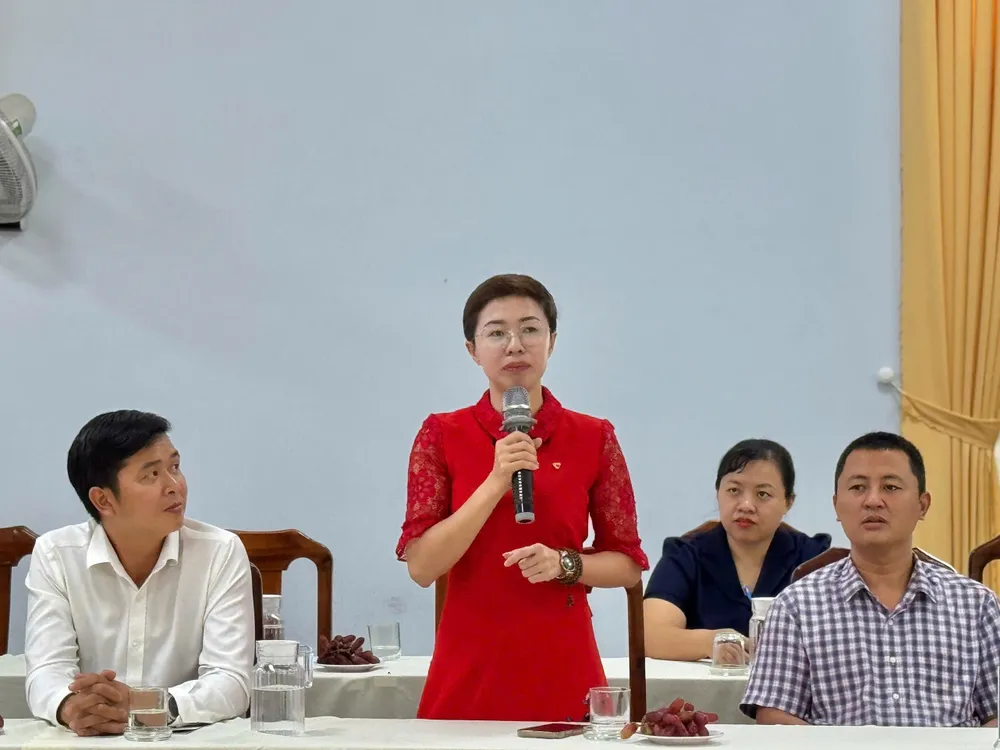 Đại diện doanh nghiệp trao đổi ý kiến với lãnh đạo xã tại buổi gặp mặt hop mặt 2.jpg