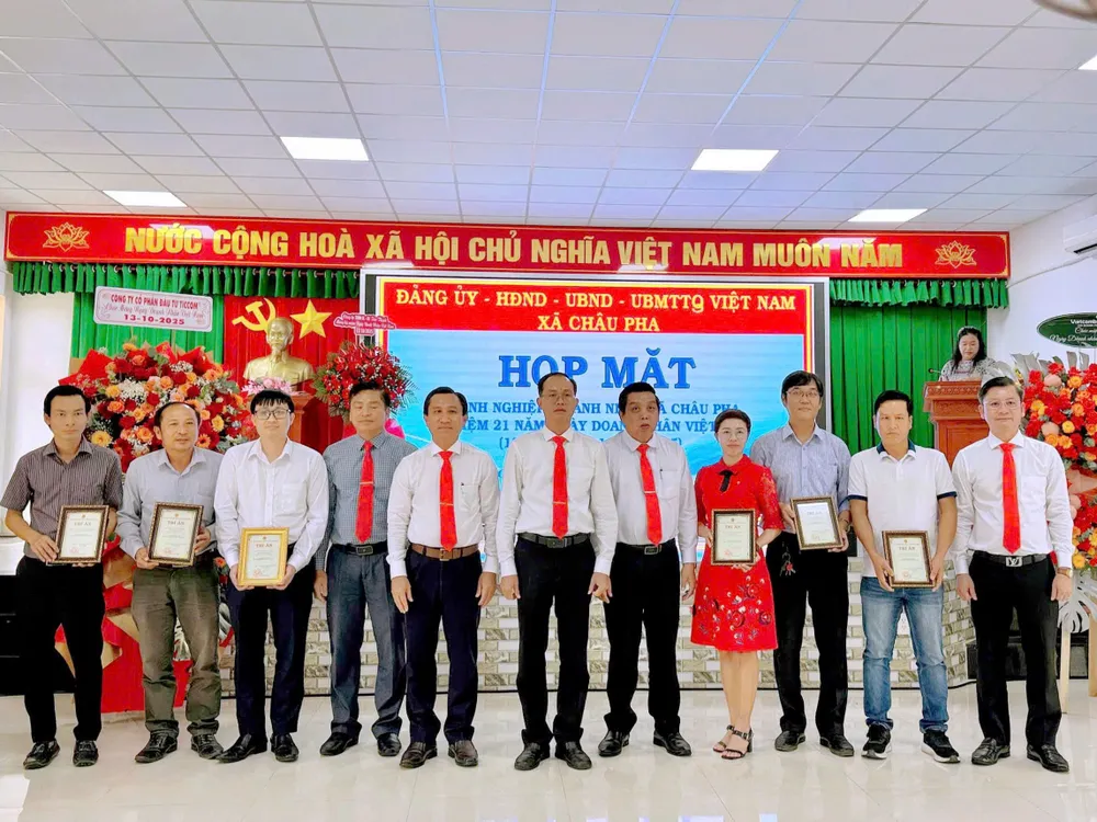 Lãnh đạo xã Châu Pha trao thư tri ân các doanh nghiệp có nhiều đóng góp cho địa phương họp mặt.jpg