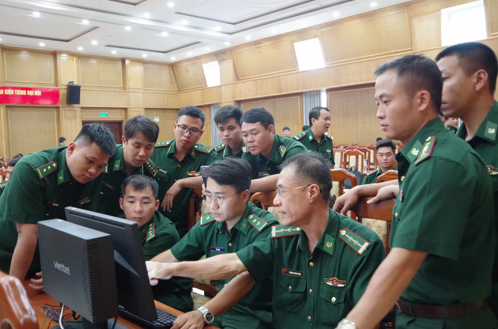 Học viên thực hành quy trình gửi, nhận văn bản điện tử trên mạng quân sự trong chương trình tập huấn ảnh 3 thực hành.JPG