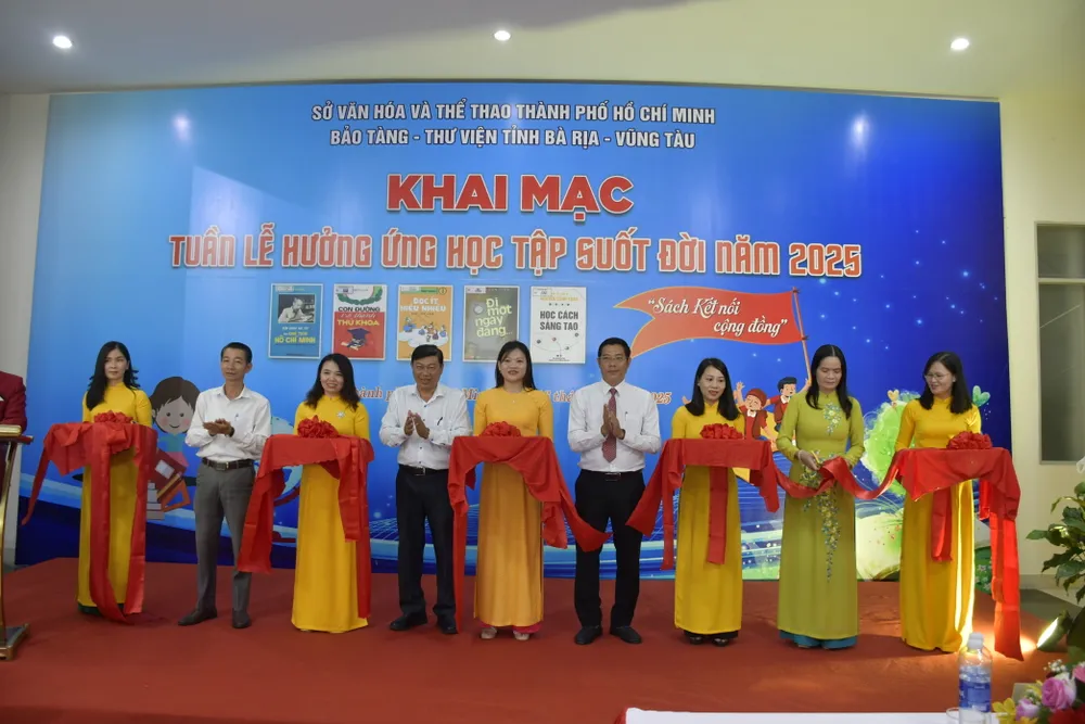 Bảo tàng - Thư viện Bà Rịa - Vũng Tàu cắt băng khai mạc Tuần lễ hưởng ứng học tập suốt đời năm 2025 cắt băng.JPG