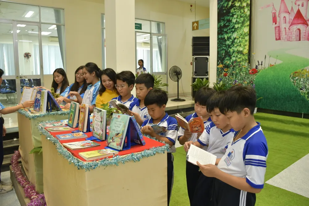 Các em học sinh đọc sách tại lễ khai mạc đọc sách 4.JPG