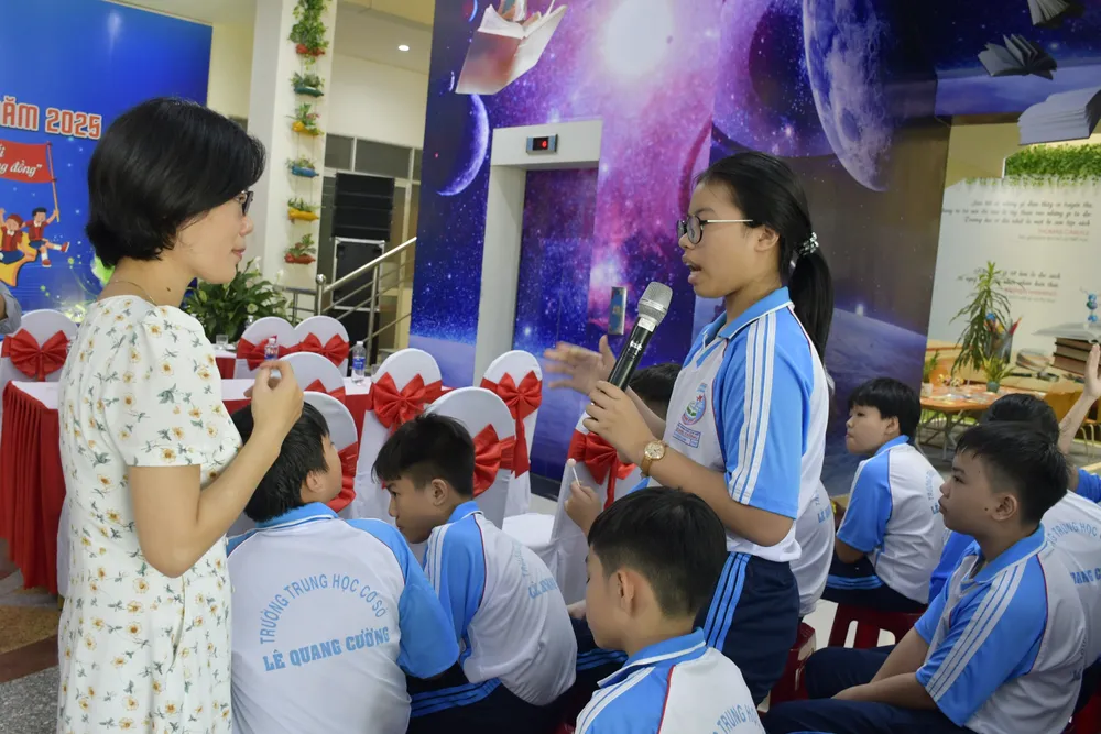 Học sinh Trường THCS Lê Quang Cường giao lưu với nhà văn Thu Hương giao lưu.JPG