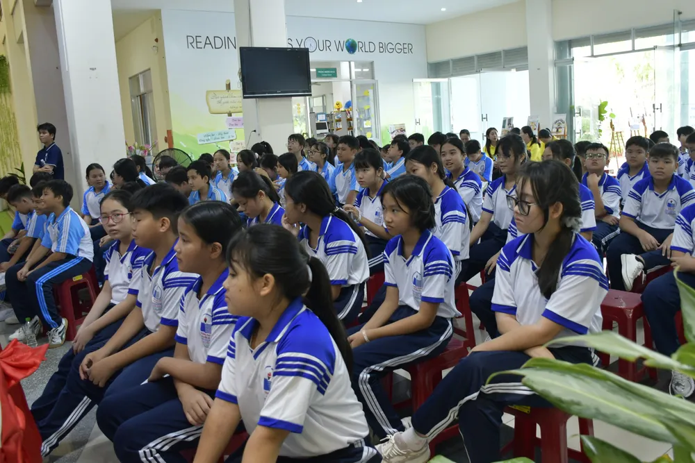 Lễ khai mạc thu hút 100 học sinh trên địa bàn tham gia khai mạc.JPG