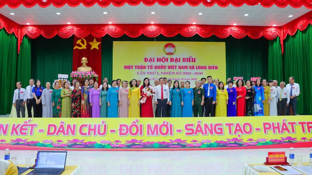 Ban Chấp hành Ủy ban MTTQ Việt Nam xã Long Điền (TPHCM) khóa I, nhiệm kỳ 2025 - 2030 ra mắt tại đại hội mặt trận ra mắt.jpg
