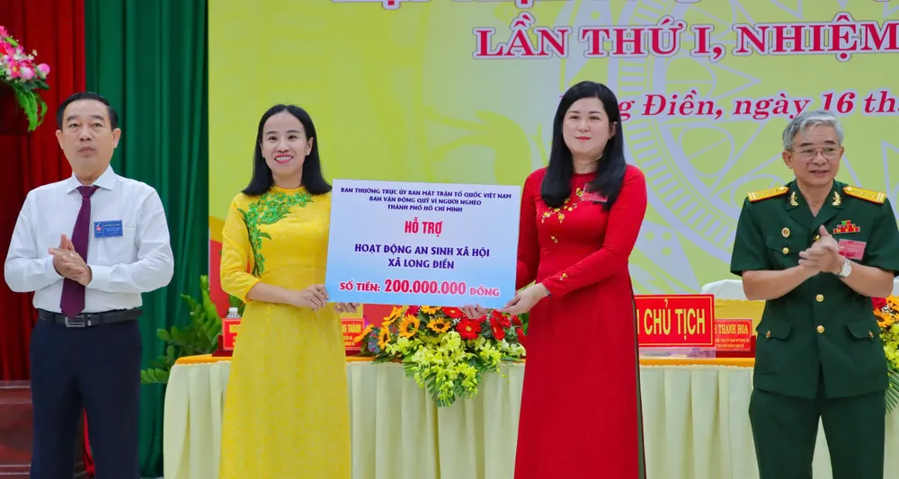 Ủy ban MTTQ Việt Nam TPHCM trao 200 triệu đồng cho hoạt động an sinh xã hội tại xã Long Điền mặt trận tặng quà.jpg