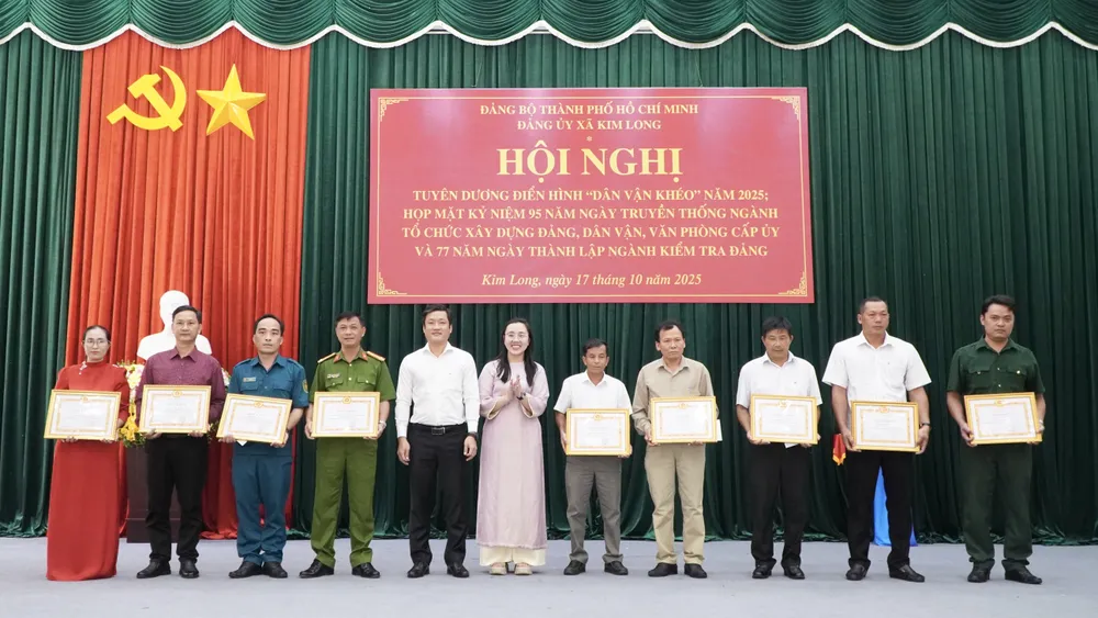 Đảng ủy xã Kim Long tuyên dương các tập thể, cá nhân có thành tích cao trong “Dân vận khéo” năm 2025 d9c60a2dad0ffb1eee1d8323931c9551.jpeg