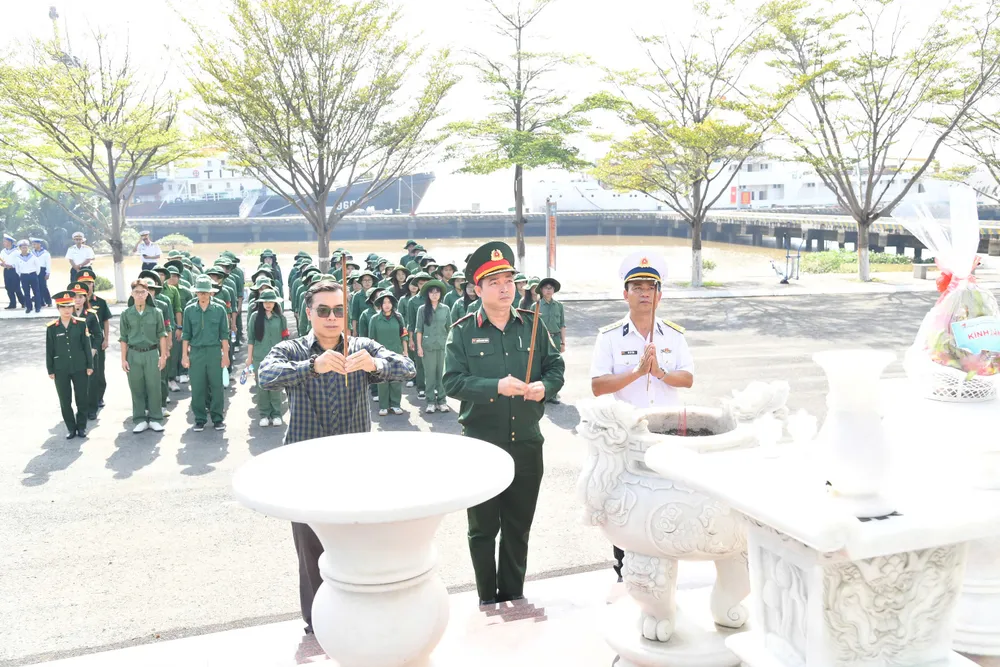 Các đại biểu và sinh viên thắp hương tại Tượng đài Đoàn tàu Không số IMG_9954.jpeg