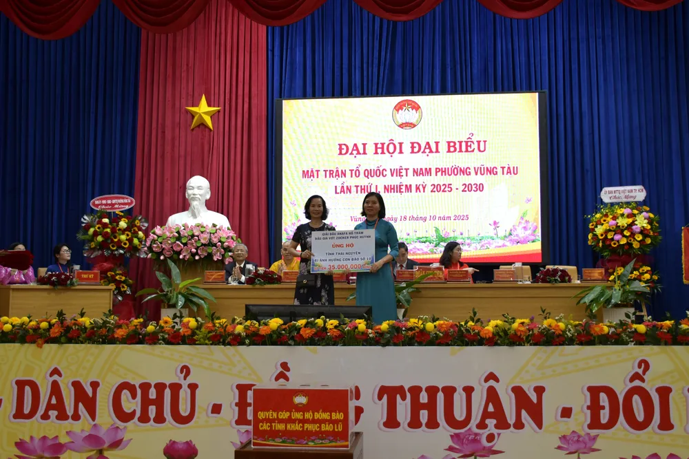 Tiếp nhận ủng hộ đồng bào các vùng bị thiệt hại do bão lũ MTVT Q.JPG