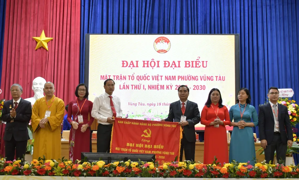 Ban Chấp hành Đảng bộ phường Vũng Tàu tặng cờ chúc mừng Đại hội tặng cờ đảng.JPG
