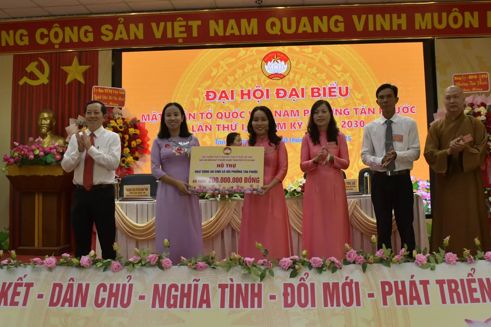 ក្នុងឱកាសនេះ គណៈកម្មាធិការរណសិរ្សមាតុភូមិវៀតណាមទីក្រុងហូជីមិញបានឧបត្ថម្ភថវិកាចំនួន ២០០លានដុង សម្រាប់ការងារសន្តិសុខសង្គមក្នុងមូលដ្ឋាន។ bà trúc .JPG