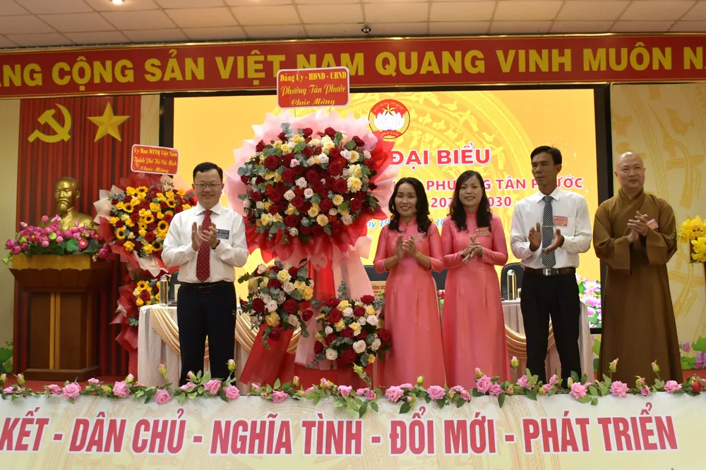 គណៈកម្មាធិការប្រតិបត្តិបក្សសង្កាត់ Tan Phuoc ជូនកម្រងផ្កាអបអរសាទរមហាសន្និបាត។ bà trúc 4.JPG
