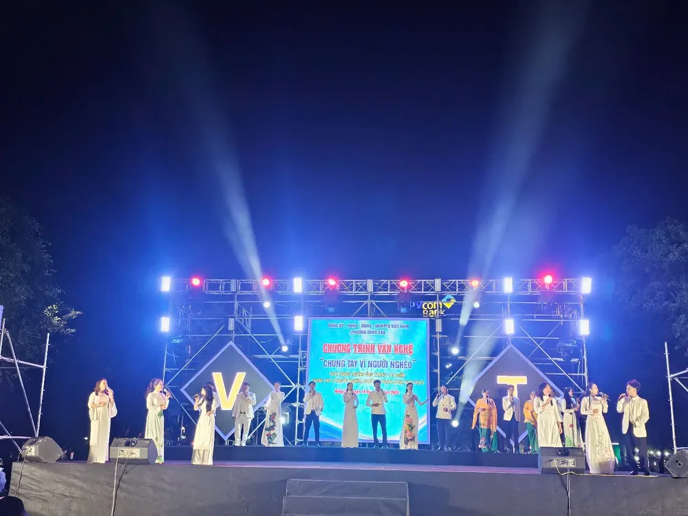 Tối 19-10, UBND phường Vũng Tàu đã tổ chức chương trình văn nghệ "Chung tay vì người nghèo" IMG_0002.jpeg