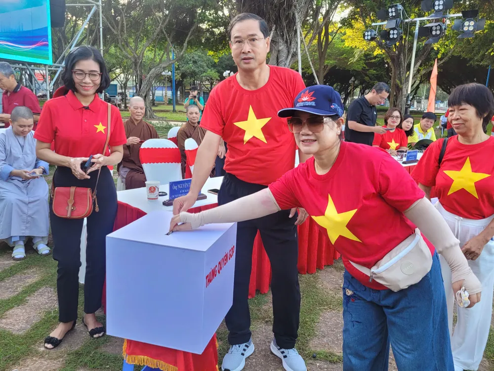Chương trình đi bộ sáng 19-10 đã gây quỹ ủng hộ đồng bào vùng bão lũ số tiền 150 triệu đồng IMG_9997.jpeg