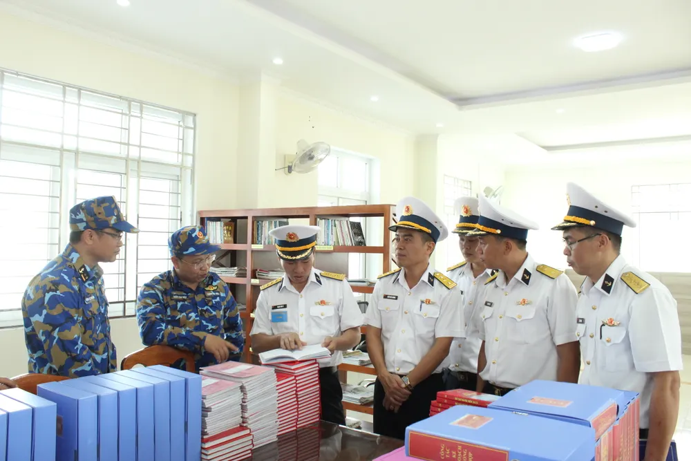 Cán bộ đoàn công tác Quân chủng Hải quân xem sổ sách công tác Đảng, công tác chính trị tại Lữ đoàn 171 IMG_0063.jpeg