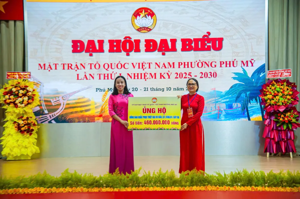 Ủy ban MTTQ Việt Nam phường Phú Mỹ trao số tiền ủng hộ đồng bào bị bão lũ miền Trung và miền Bắc pHÚ MỸ 3.jpg