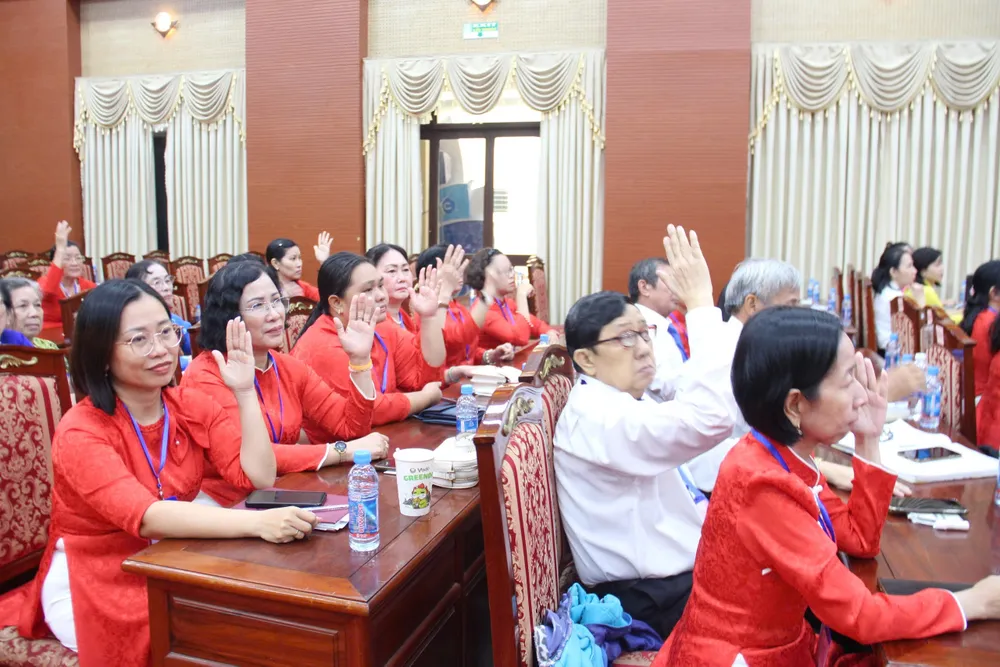 Các đại biểu biểu quyết tại đại hội thu dầu 2.jpg