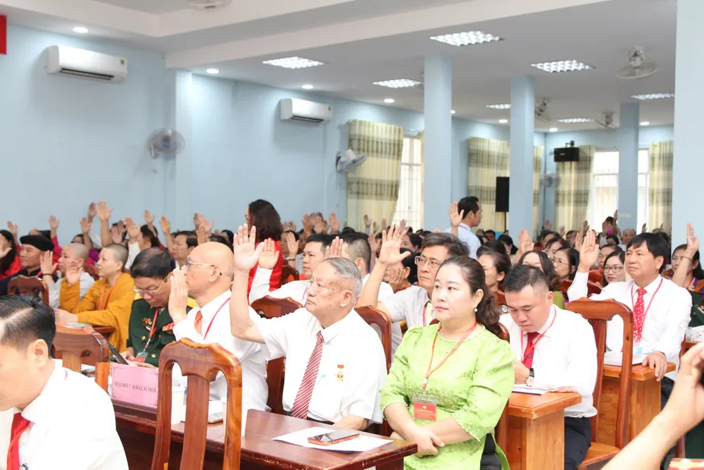 Các đại biểu biểu quyết tại đại hội tam thắng 3.jpg