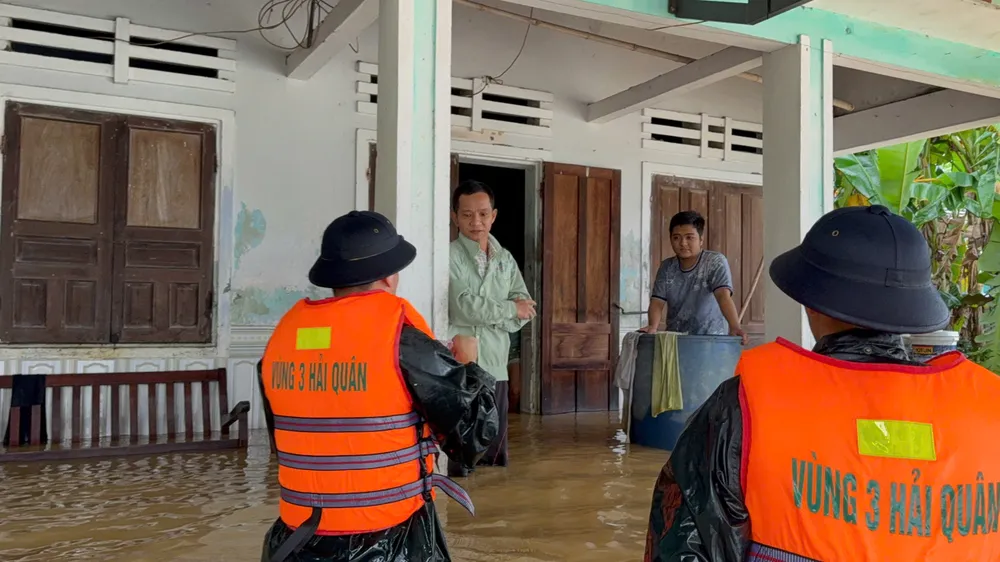 Lực lượng Bộ đội Hải quân Vùng 3 tiếp cận, phát lương thực cho người dân vùng lũ bị ngập sâu V3HQ 4.jpg