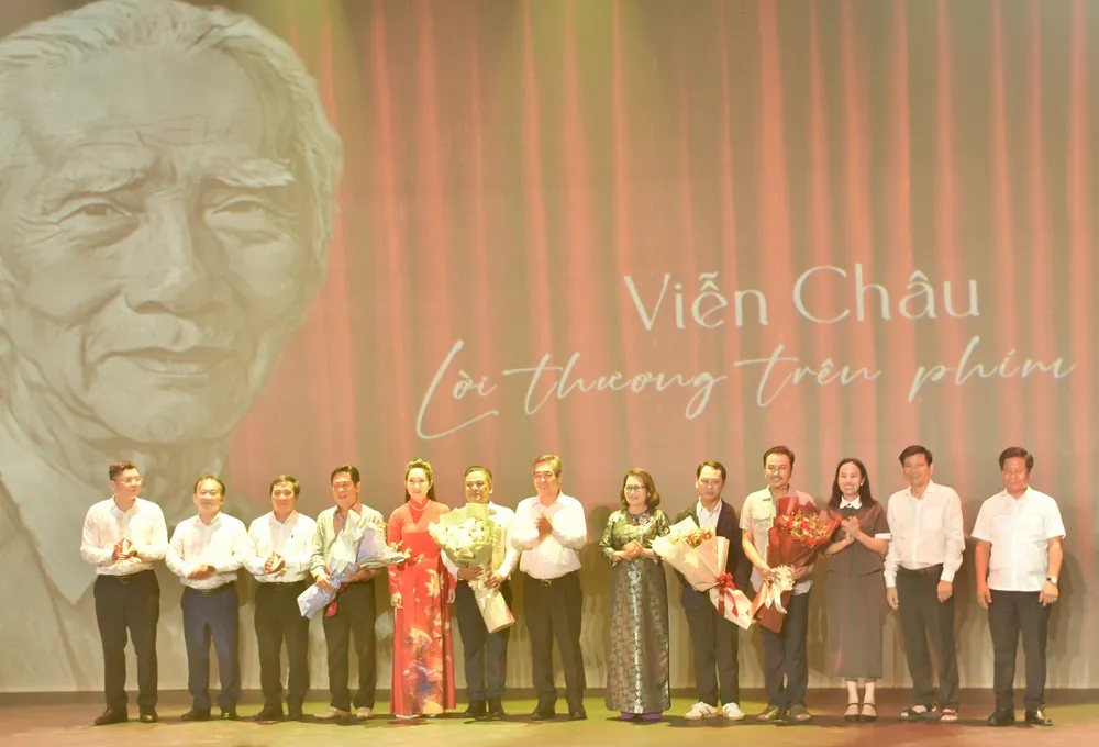 Secretarul adjunct al Comitetului de Partid din orașul Ho Și Min, Nguyen Phuoc Loc, a oferit flori pentru a felicita artiștii și regizorii programului. _DSC2605.jpeg