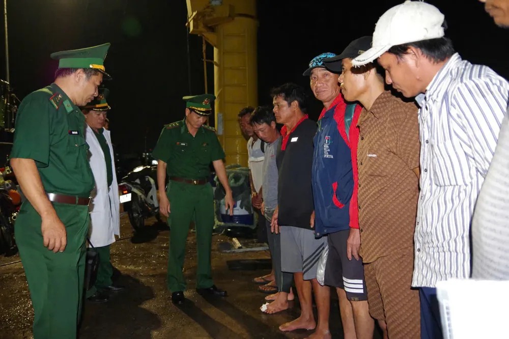 De grenswacht van Ho Chi Minh-stad ontving 11 vissers in nood, die veilig aan land werden gebracht door het schip BP 13-98-01. thuyền viên.jpg