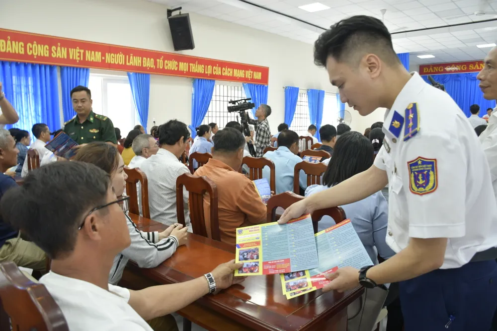 Lực lượng Cảnh sát biển 3 phát tờ rơi tuyên truyền pháp luật về IUU cho ngư dân tại phiên tòa giả định