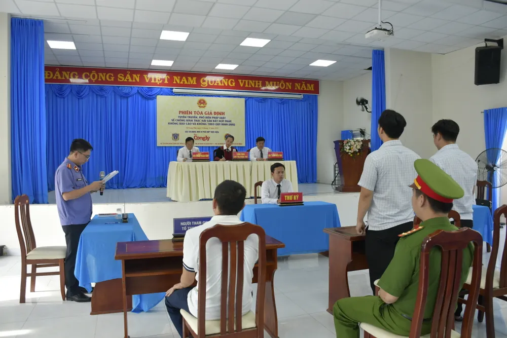 Phiên tòa được tái hiện sinh động, giúp ngư dân hiểu hơn các quy định pháp luật về IUU.