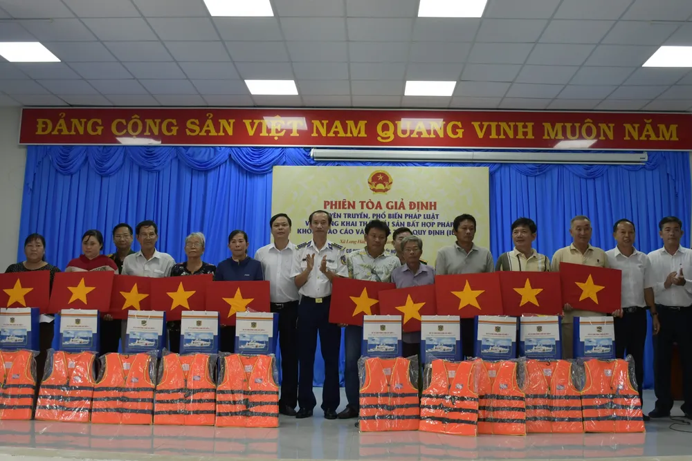 Chương trình tặng quà, cờ Tổ quốc và áo phao cho ngư dân Long Hải